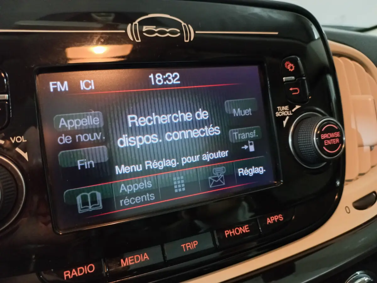 Écran tactile central noir de la FIAT 500 Lounge 2018 affichant la recherche de dispositifs connectés.