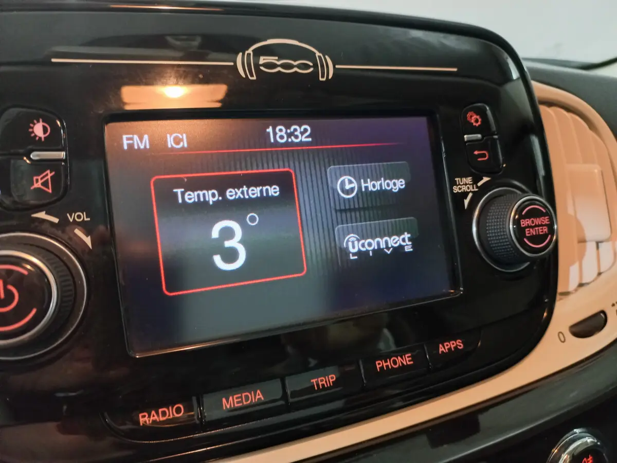 Gros plan sur l'écran tactile noir du tableau de bord de la Fiat 500 affichant la température extérieure à 3 degrés.