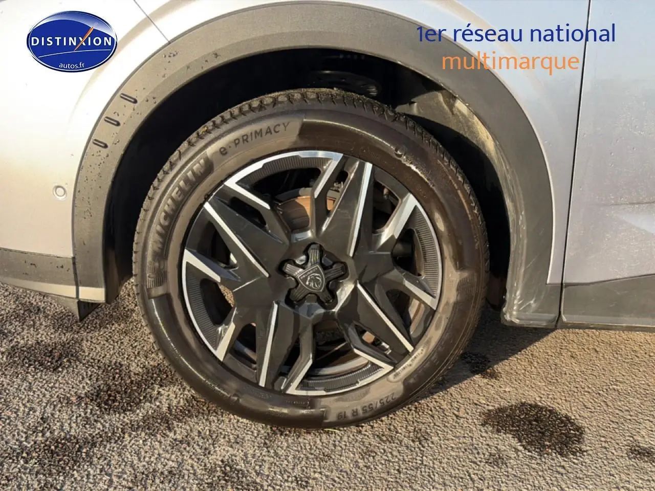Gros plan sur la roue avant droite gris métallisé du Peugeot 3008 1.2 hybrid 145 GT avec jante alu distinctive.