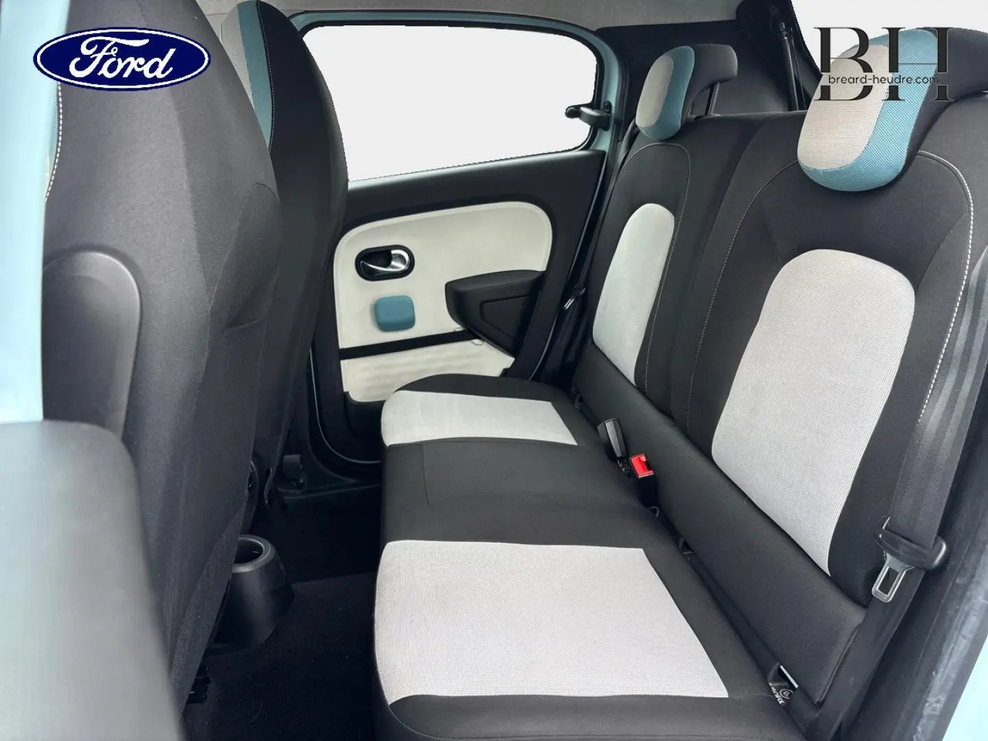 Vue intérieure côté droit de la banquette arrière bicolore noir et gris clair de la Renault Twingo Bleu Dragée 2014.