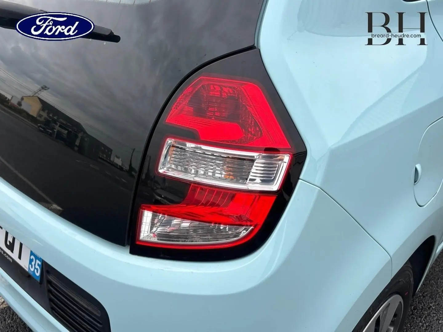 Feu arrière droit d'une Renault Twingo 2014 Bleu Dragée, avec hayon noir brillant et partie latérale visible.