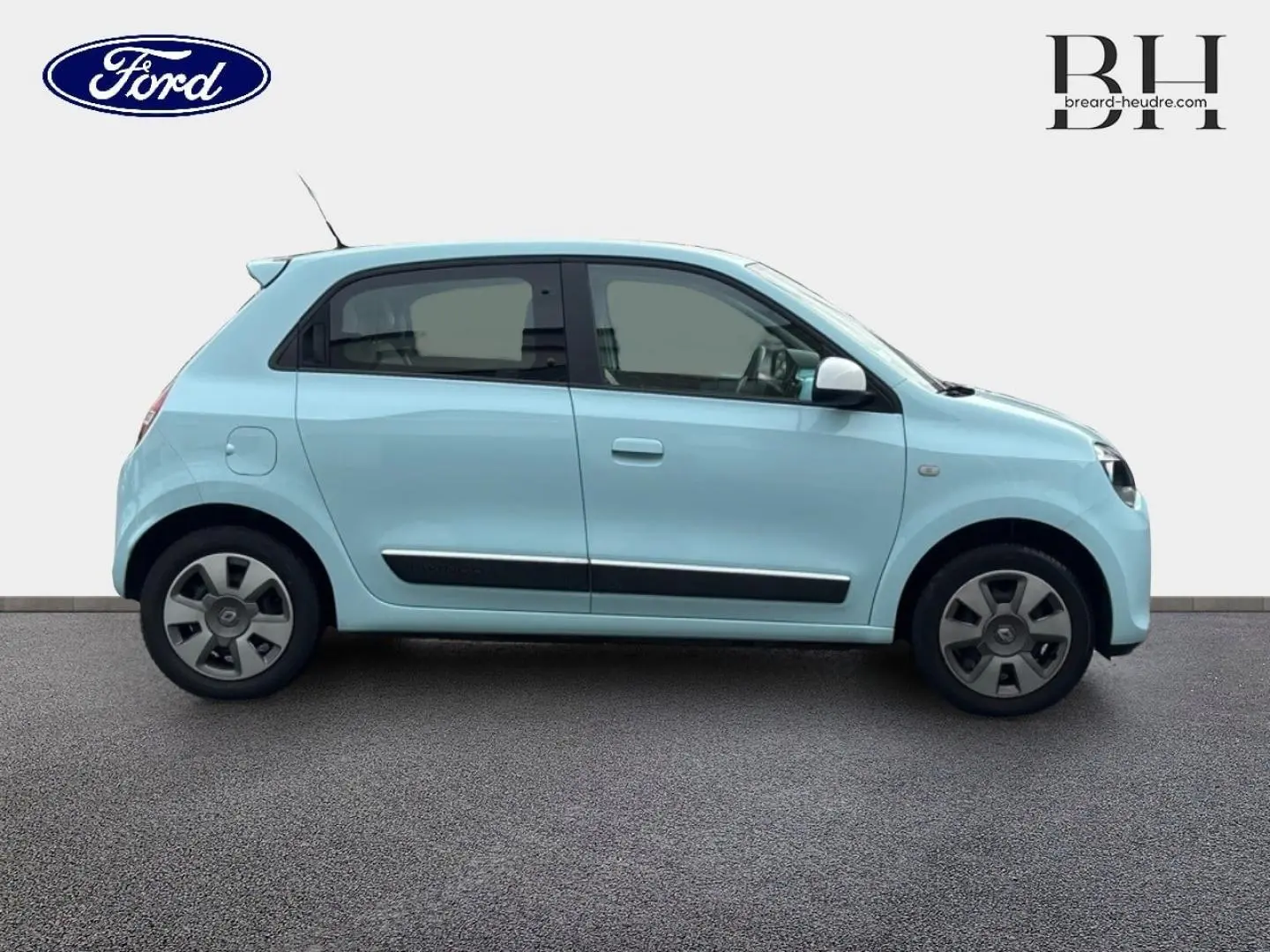 Profil droit d'une Renault Twingo 1.0 SCe 70ch Zen 2014 en Bleu Dragée avec baguettes latérales noires et jantes spécifiques.