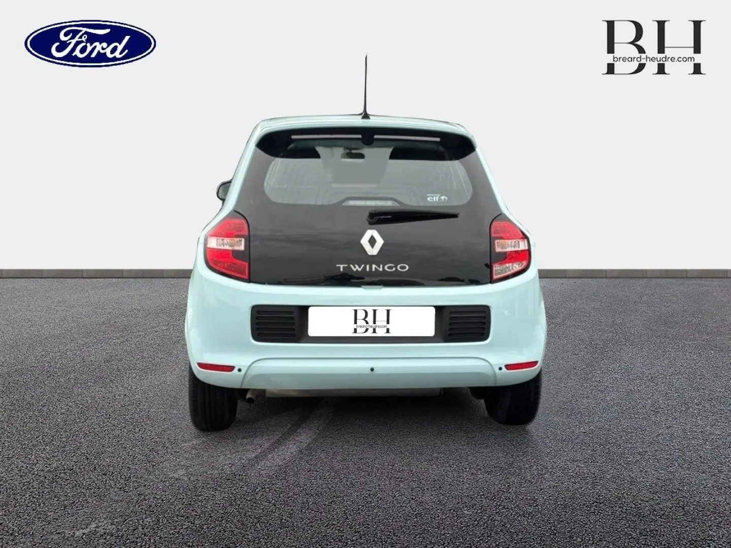 Vue arrière d'une Renault Twingo 2014 Bleu Dragée avec hayon noir et feux arrière rouges visibles.