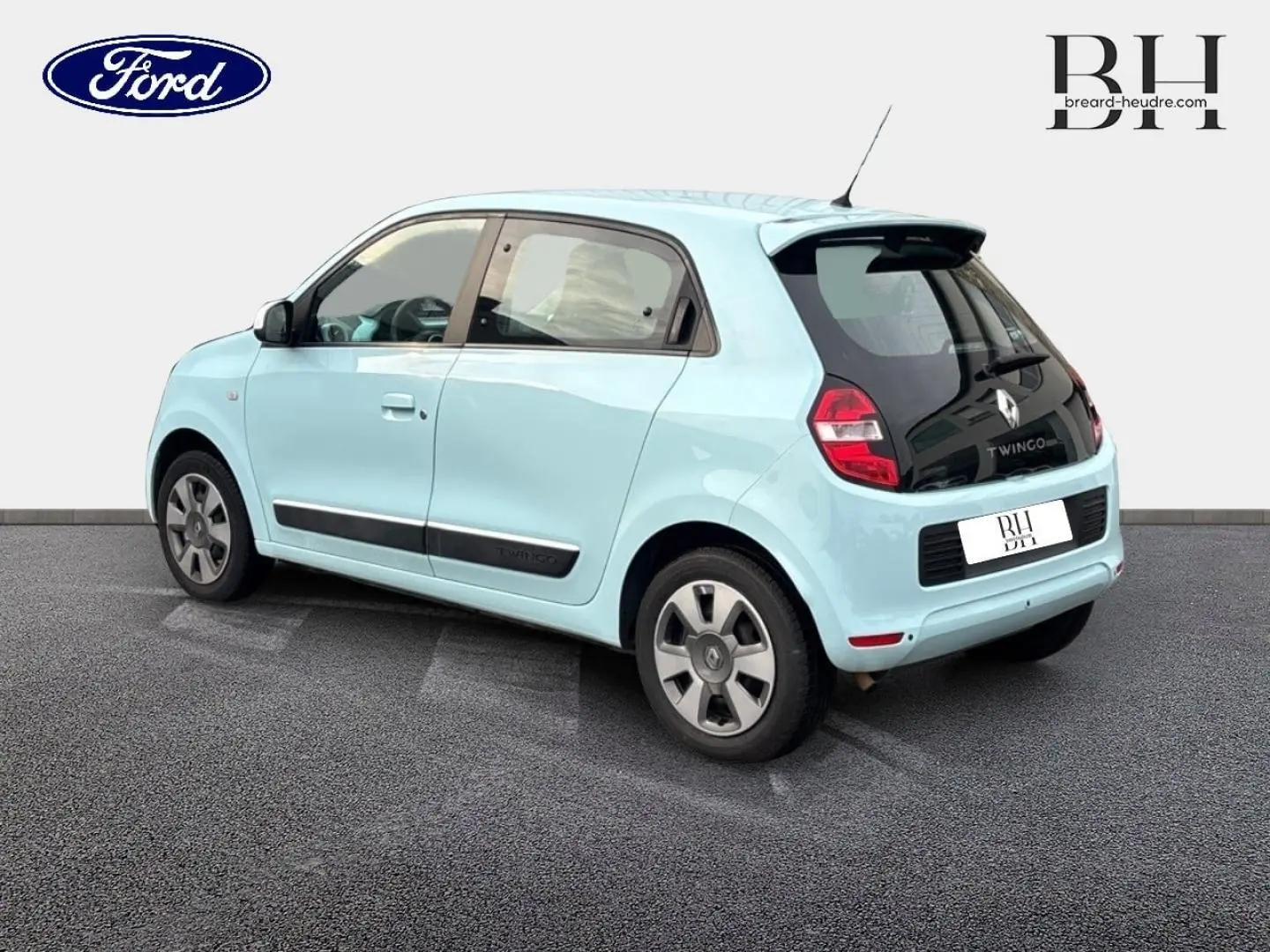 Vue 3/4 arrière droite d'une Renault Twingo 2014 Bleu Dragée avec hayon noir et becquet arrière.