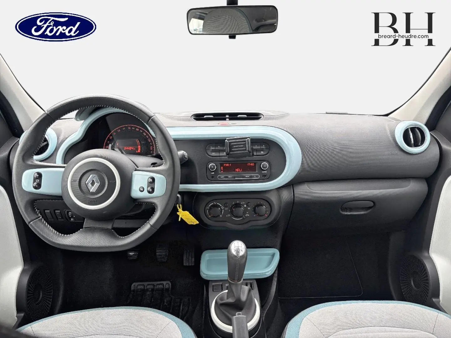 Tableau de bord intérieur Renault Twingo 2014 bleu dragée, vue frontale avec volant et levier de vitesses manuelle.