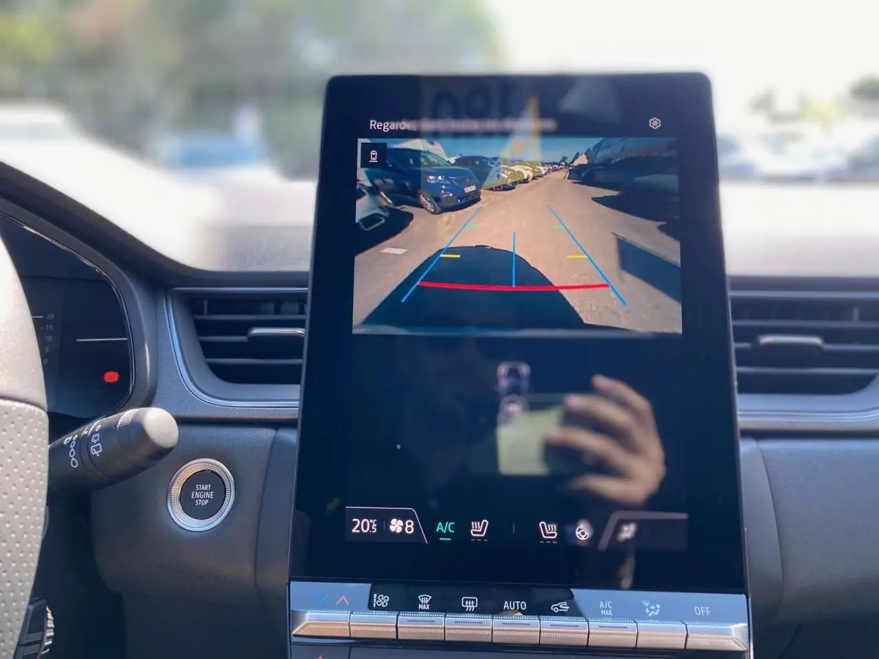 Vue intérieure centrée sur l'écran tactile affichant la caméra de recul du Renault Captur gris Rafale 2025.