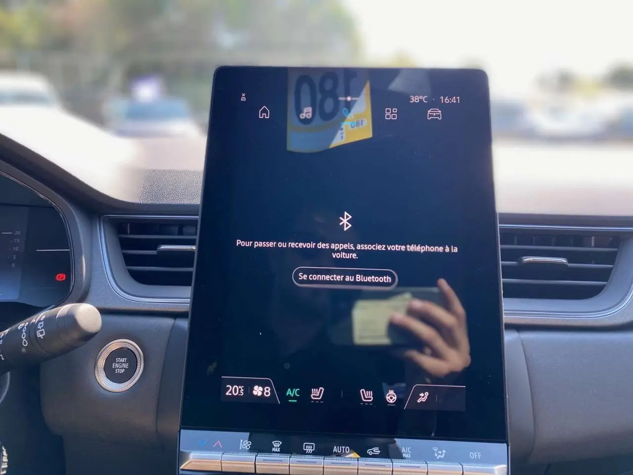 Intérieur Renault Captur 2025, vue centrale du tableau de bord avec écran tactile vertical affichant connexion Bluetooth.