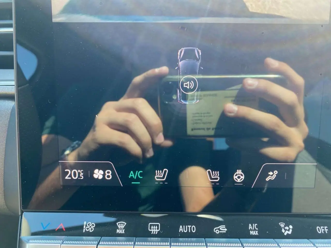 Écran tactile de la console centrale du Renault Captur 2025 affichant la climatisation et les sièges chauffants.