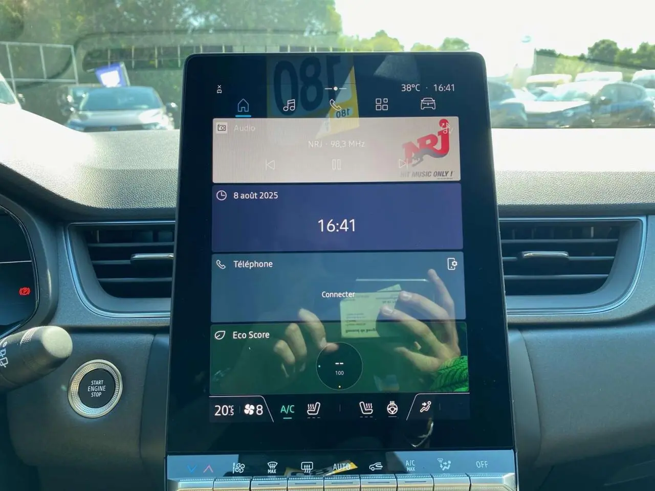 Écran tactile central vertical du tableau de bord du Renault Captur 2025, avec commandes climatisation et démarrage moteur.