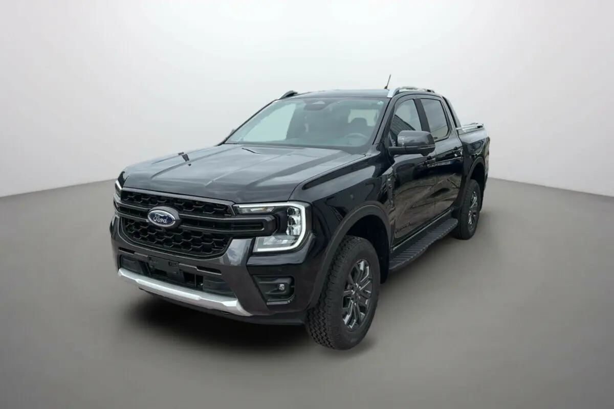 Ford Ranger 2025 noir agate en vue 3/4 avant droit, mettant en valeur sa calandre imposante et ses jantes robustes.