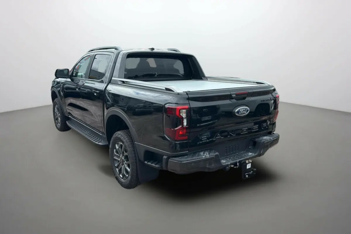 Ford Ranger 2025 noir agate vu 3/4 arrière droit avec benne couverte et attelage visible