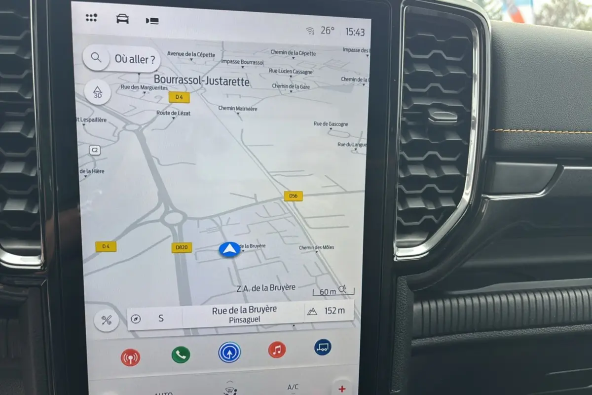 Écran tactile du système de navigation du Ford Ranger 2025 Wildtrak Plus, intérieur noir avec surpiqûres jaunes.