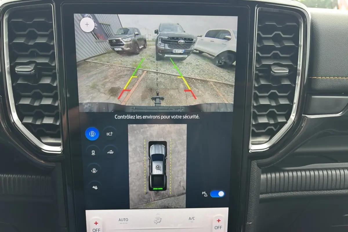 Écran central du Ford Ranger 2025 Wildtrak Plus noir agate montrant la caméra de recul et l'aide au stationnement.