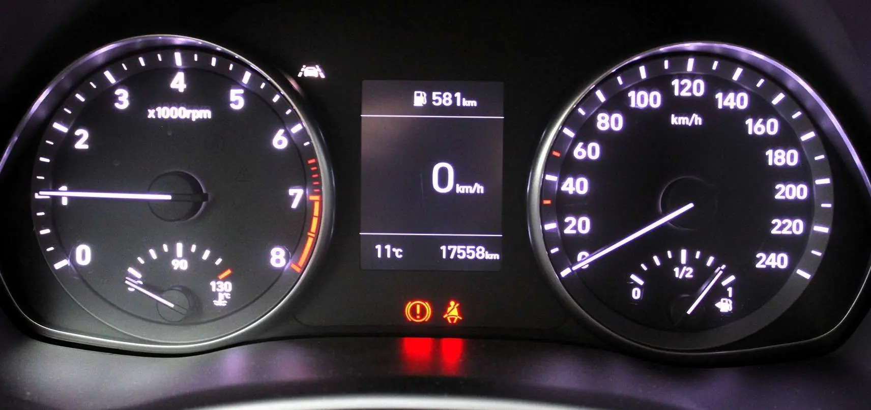 Tableau de bord éclairé d'une Hyundai i30 SW 2024, affichant vitesse à zéro et jauge de carburant presque pleine.