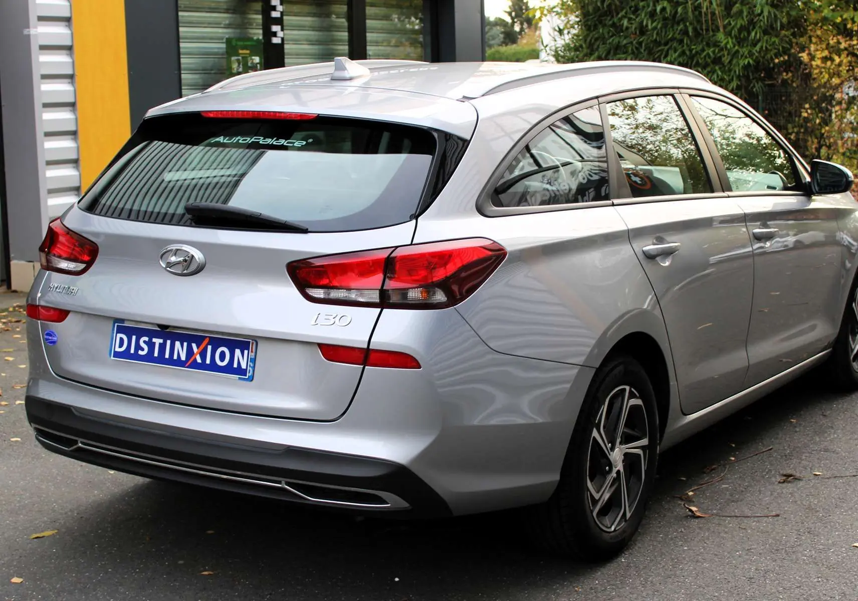 Vue 3/4 arrière droite d'une Hyundai i30 SW 2024 argentée avec feux arrière LED et jantes alliage.