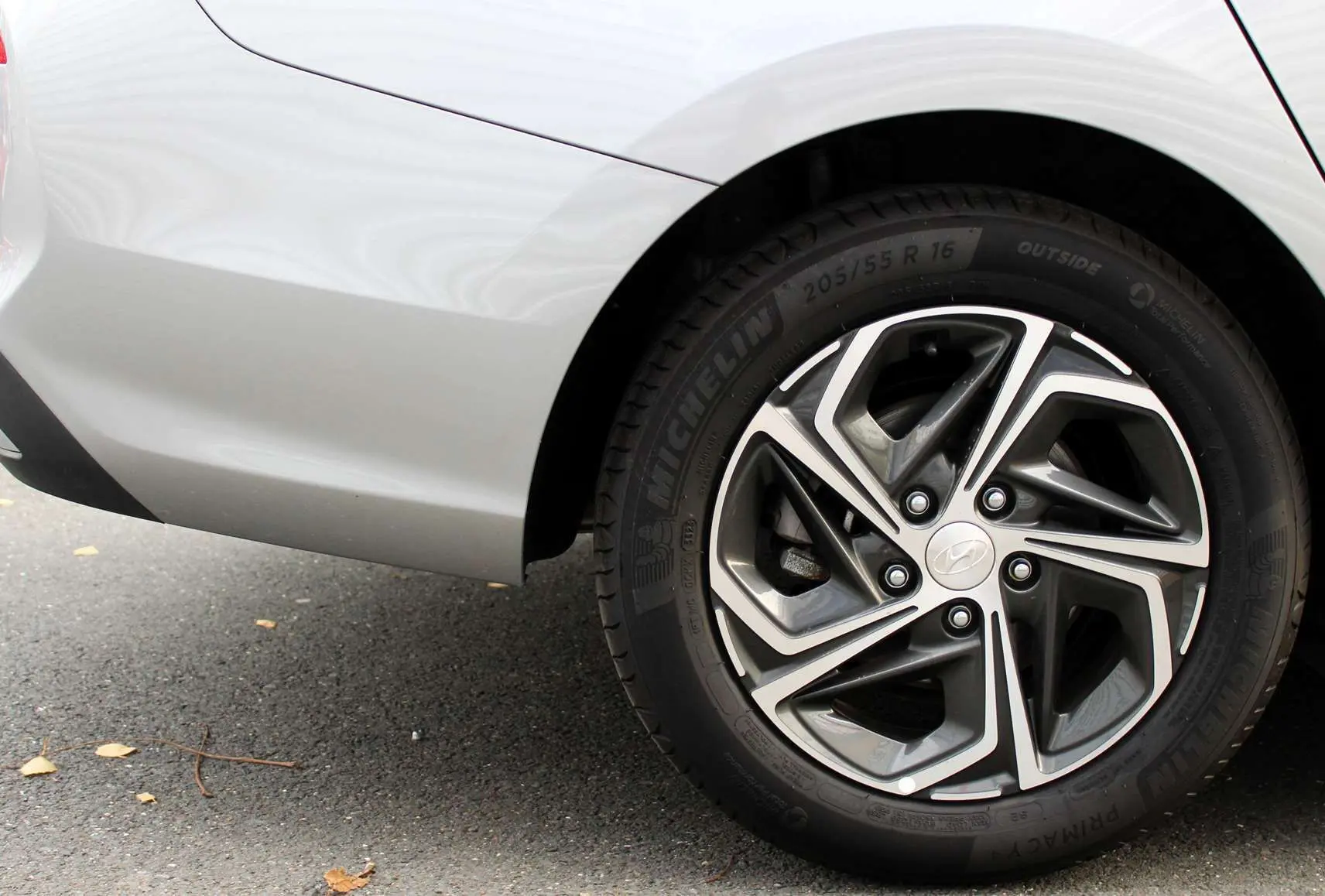 Gros plan sur la roue arrière droite argentée d'une Hyundai i30 SW 2024 finition Creative en Shimmering Silver.