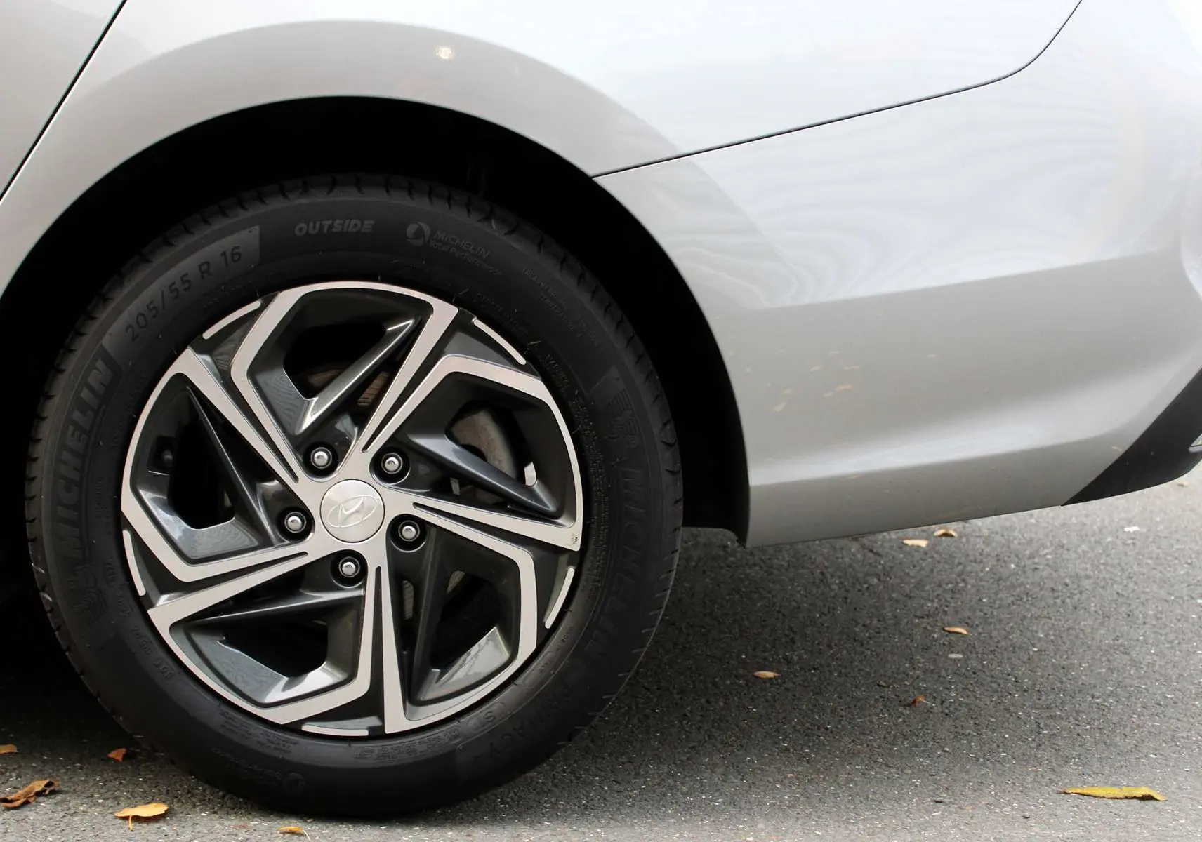 Gros plan sur la roue arrière droite argentée d'une Hyundai i30 SW 2024 couleur Shimmering Silver.