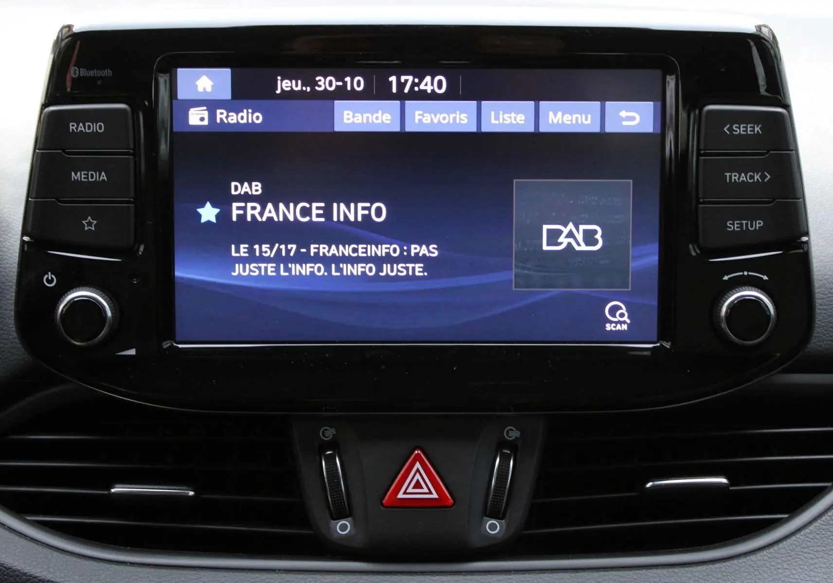 Écran tactile central de la Hyundai i30 SW 2024 affichant la radio DAB France Info en intérieur noir.