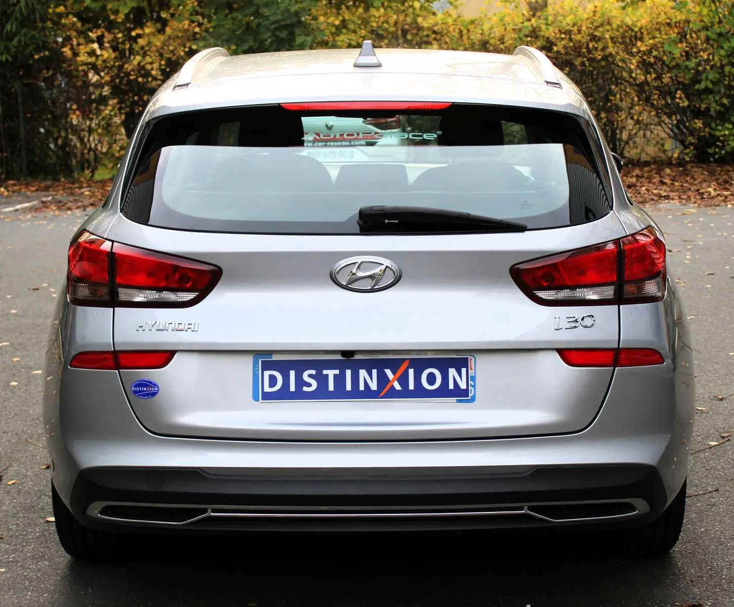 Vue intérieure côté conducteur d'une Hyundai i30 SW 2024 argentée, sièges tissu gris et console avec boîte manuelle.