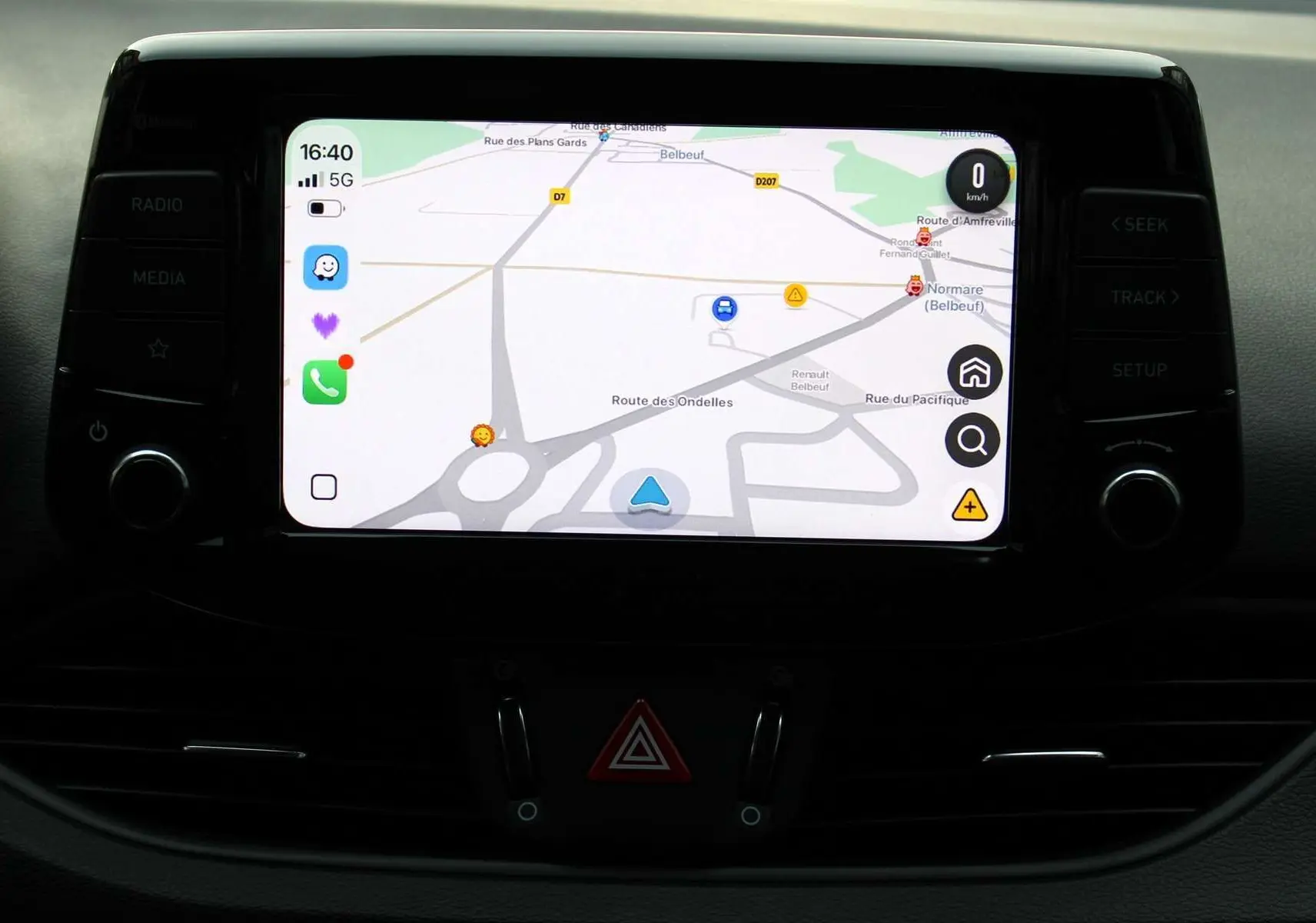 Écran tactile central du tableau de bord de la Hyundai i30 SW 2024 affichant une carte de navigation.