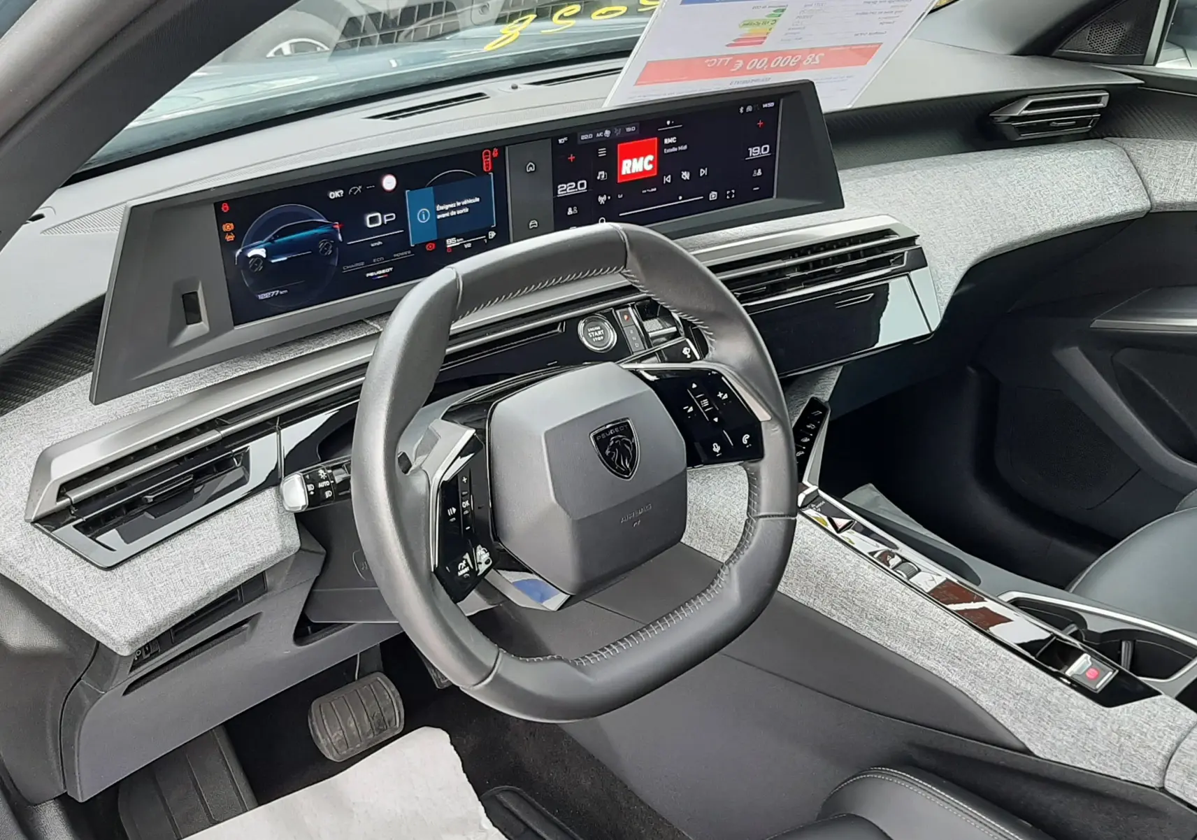 Vue intérieure côté conducteur du Peugeot 3008 III HYBRID 145 Allure avec tableau de bord numérique et volant compact gris noir.