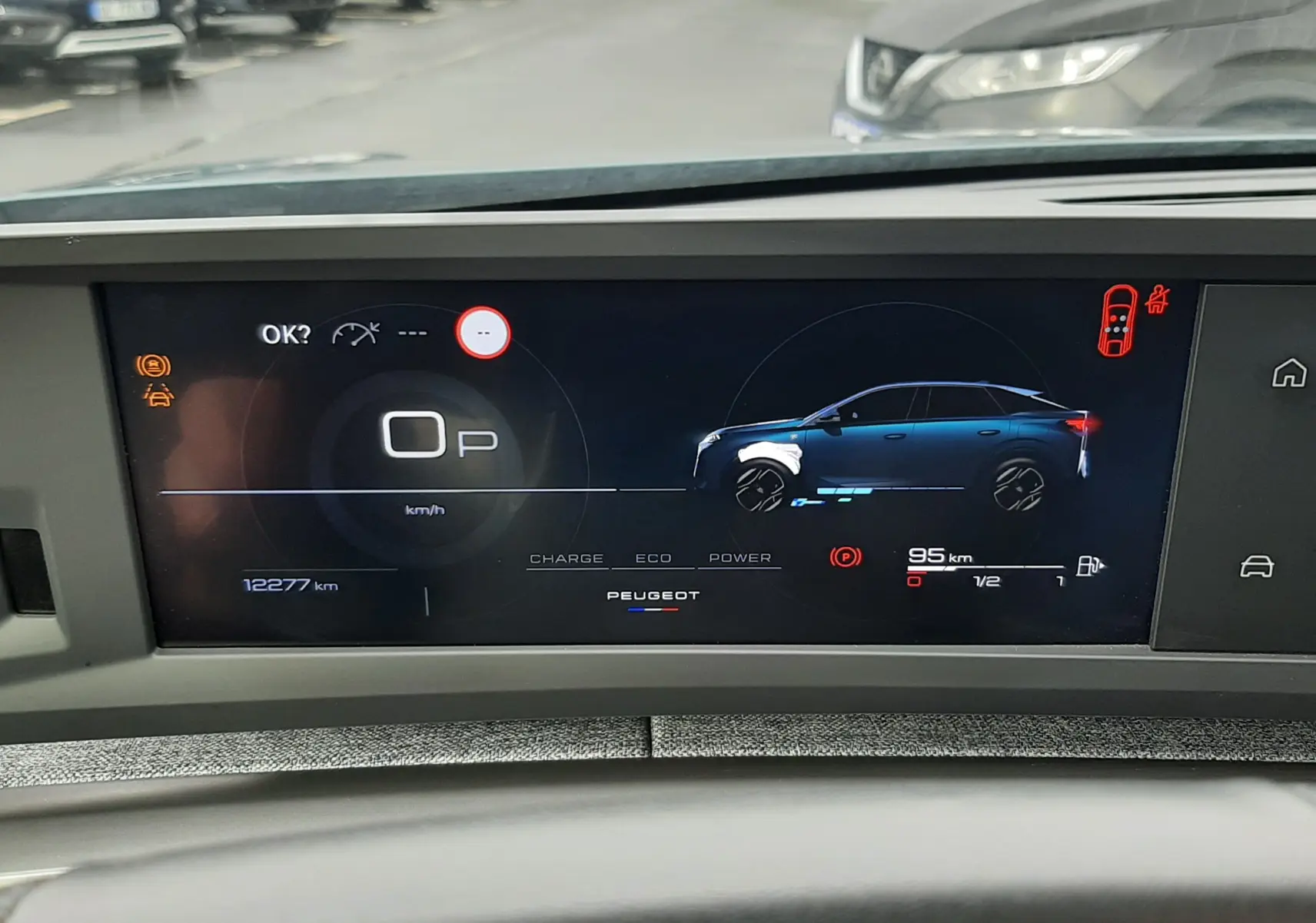 Vue intérieure sur l'écran numérique du tableau de bord du Peugeot 3008 bleu Ingara, affichant un schéma latéral du véhicule.