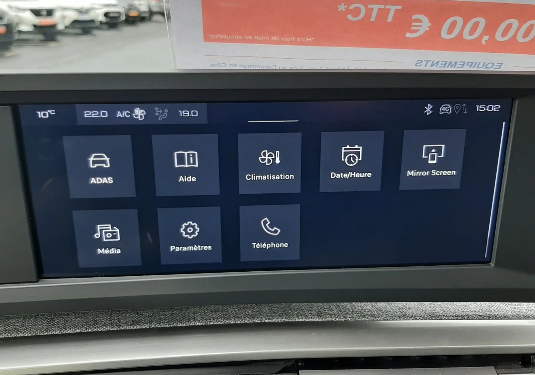 Vue rapprochée de l’écran tactile central et console de la Peugeot 3008 III Hybrid 145 Allure en bleu Ingaro, intérieur gris noir.