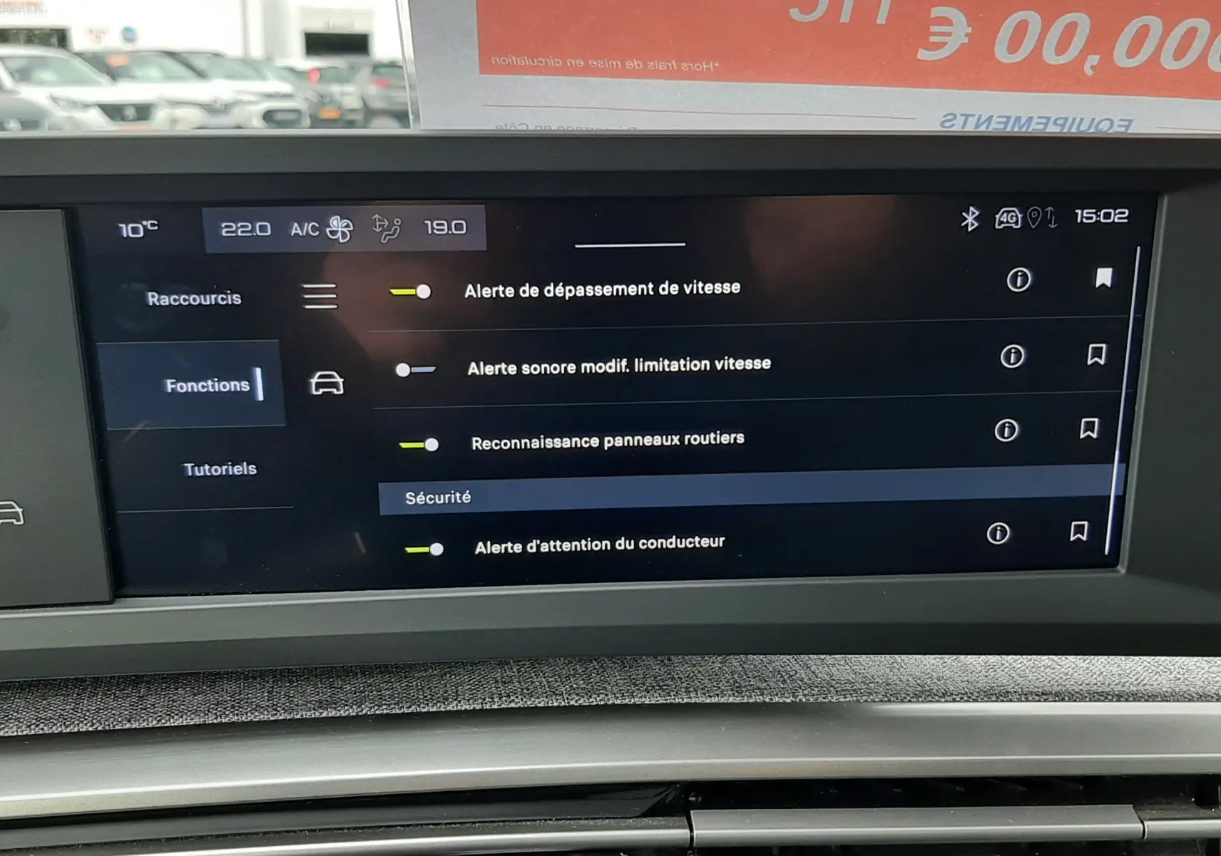 Vue intérieure du tableau de bord du Peugeot 3008 III HYBRID 145 Allure, écran tactile affichant les alertes de sécurité.