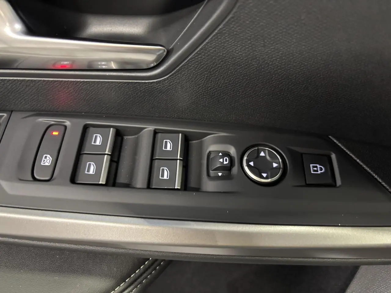 Vue rapprochée des commandes de lève-vitres et rétroviseurs sur la porte côté gauche du Peugeot 3008 gris Artense.