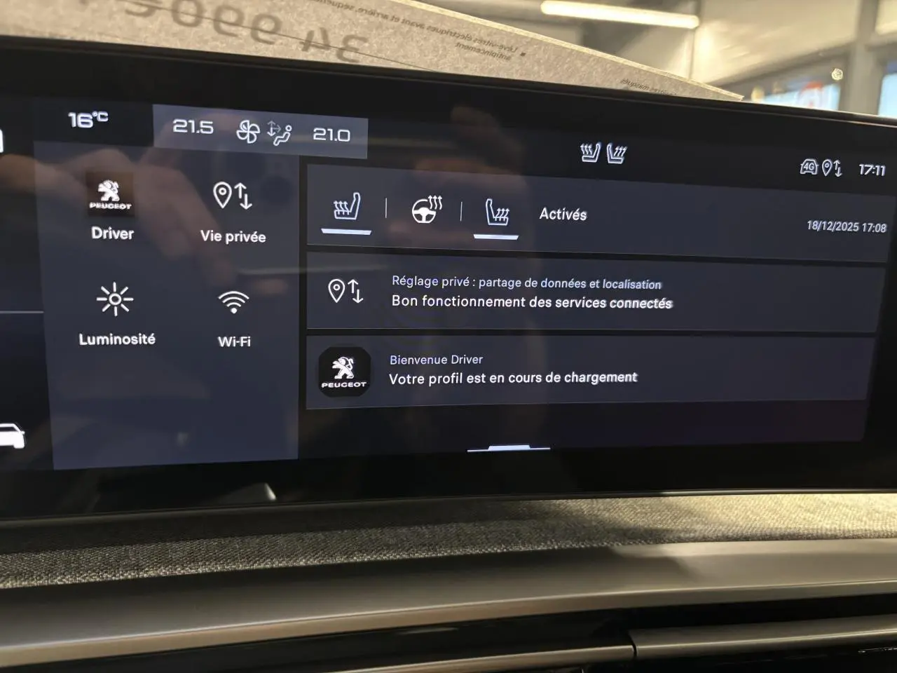 Écran tactile du tableau de bord du Peugeot 3008 gris Artense, affichant les réglages de confort et connectivité.