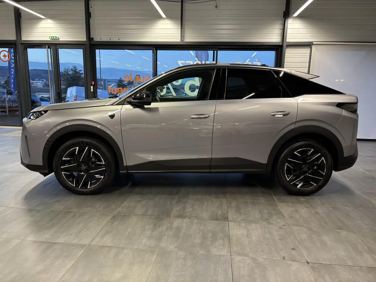 Peugeot 3008 gris Artense vue de profil côté gauche, jantes alliage noires et toit noir brillant.