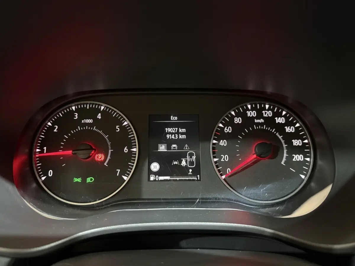 Tableau de bord de Dacia Sandero 2024, affichage numérique central et compte-tours à gauche, vitesse à droite.