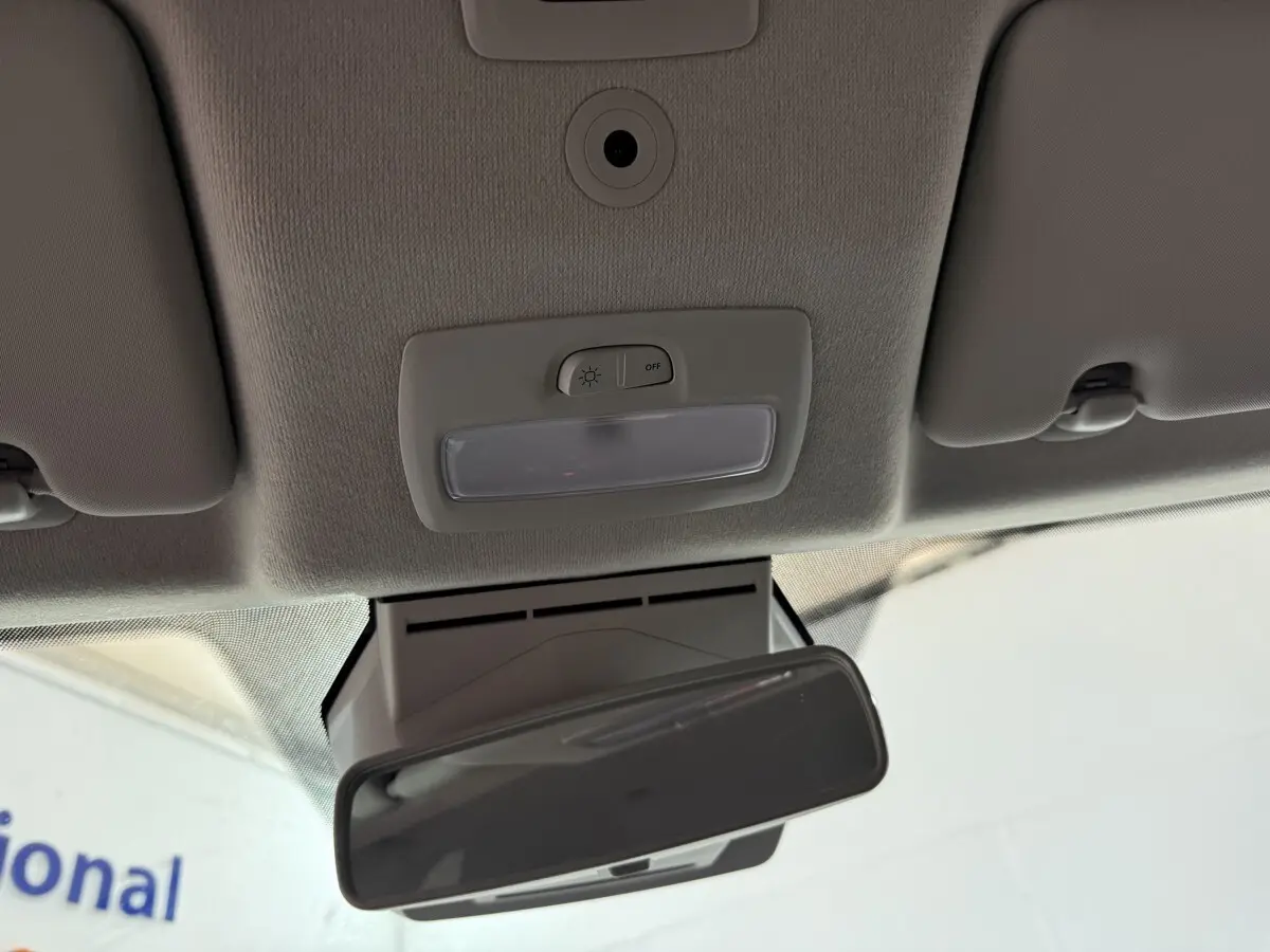 Vue intérieure centrée sur le plafonnier gris et le rétroviseur intérieur d'une Dacia Sandero 2024.