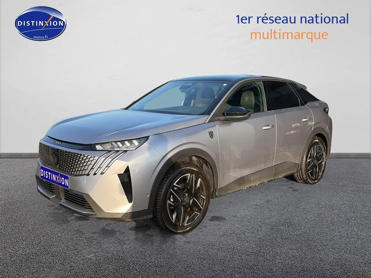 Peugeot 3008 gris 3/4 avant droit avec calandre distinctive et jantes noires en alliage.