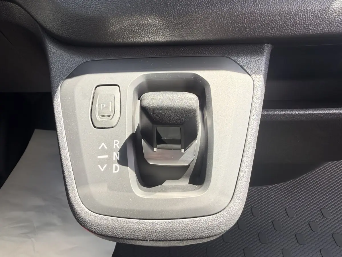 Gros plan sur la commande de boîte automatique noire du Renault Trafic Fourgon blanc, vue intérieure centrale.