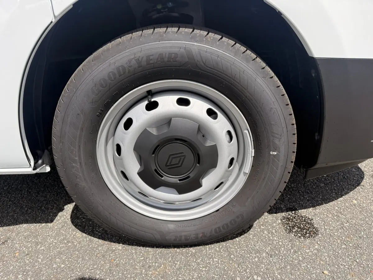 Gros plan sur la roue avant droite du Renault Trafic Fourgon blanc, avec jante acier et pneu Goodyear.