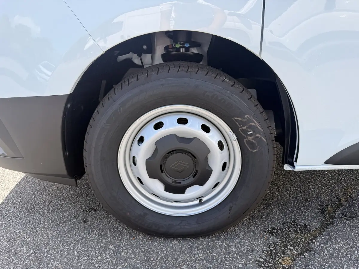 Gros plan sur la roue avant droite du Renault Trafic Fourgon blanc, avec jante acier et pneu Goodyear.