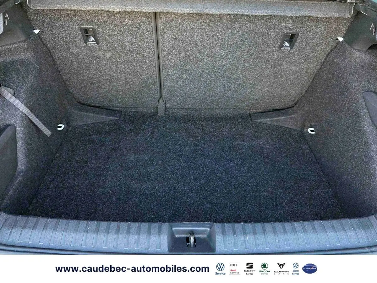 Coffre vide vu de l'arrière d'un Skoda Kamiq 2025, revêtement intérieur gris foncé, sans chargement visible.