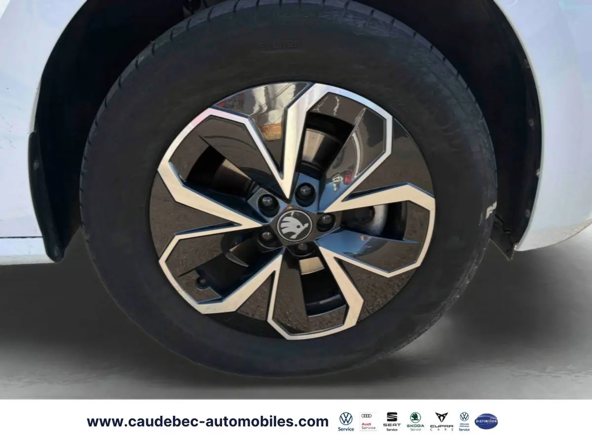 Gros plan sur la jante alliage 16 pouces du côté avant gauche d’un Skoda Kamiq blanc 2025.