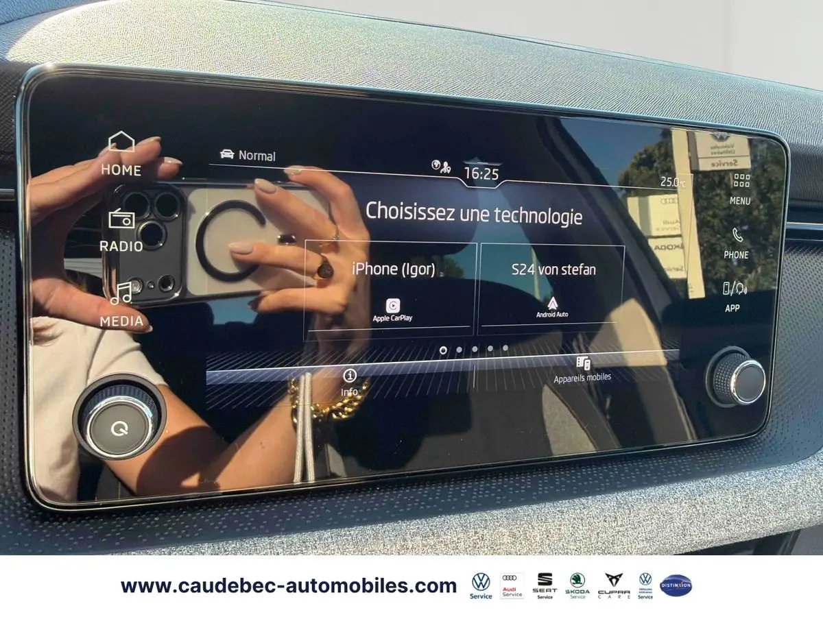 Écran tactile central du Skoda Kamiq 2025 en gros plan avec interface multimédia et commandes digitales.