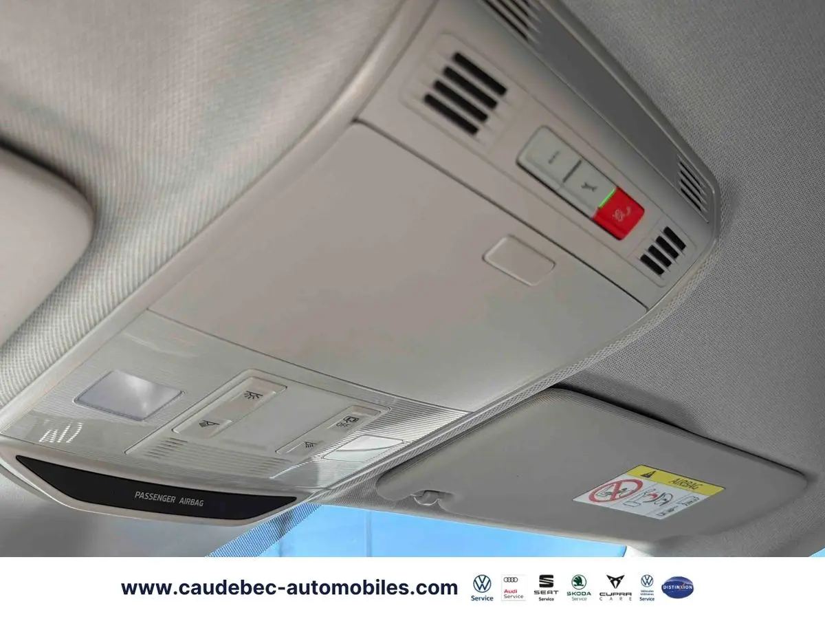 Plafonnier et commandes intérieures du toit d’un Skoda Kamiq 2025, avec éclairage et airbag passager visible.