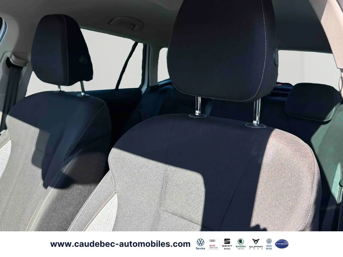 Gros plan sur les sièges avant noirs du Skoda Kamiq 2025, montrant les appuie-têtes et les surpiqûres contrastantes.
