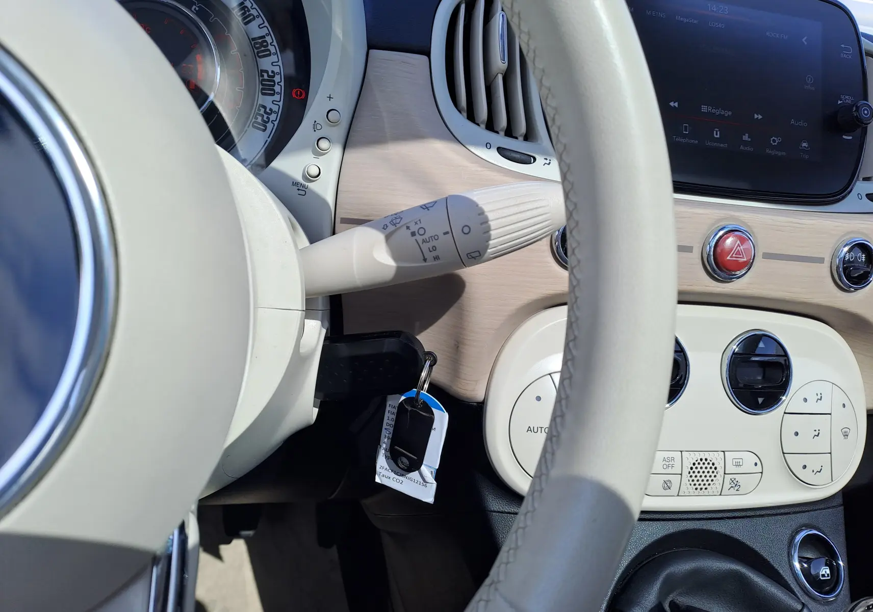 Vue rapprochée de l'intérieur blanc crème du tableau de bord et volant de la Fiat 500 1.0 Hybrid 2022.