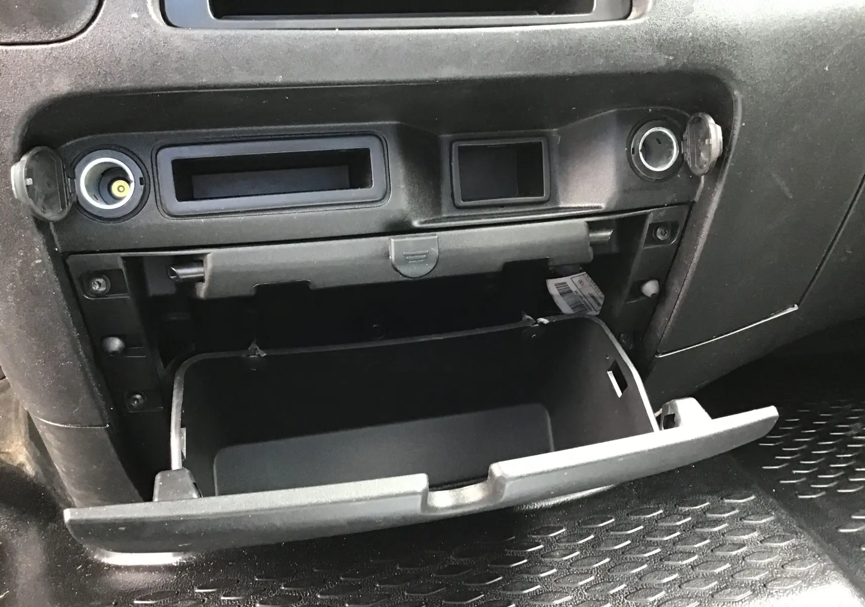 Gros plan sur la boîte à gants ouverte de l'IVECO Daily Châssis double cabine 2021, intérieur noir.