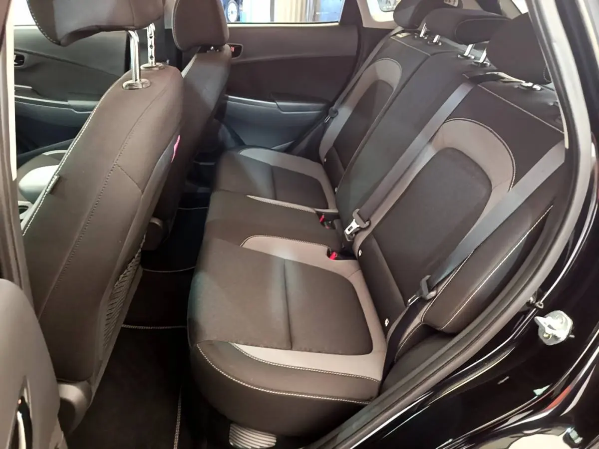 Vue côté droit de la banquette arrière noire et grise du Hyundai Kona 1.6 GDi Hybrid 2020 avec ceintures de sécurité visibles.