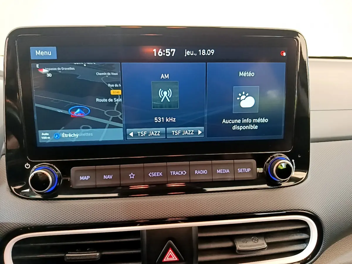 Écran tactile central du tableau de bord du Hyundai Kona noir 2020 affichant navigation et radio AM.