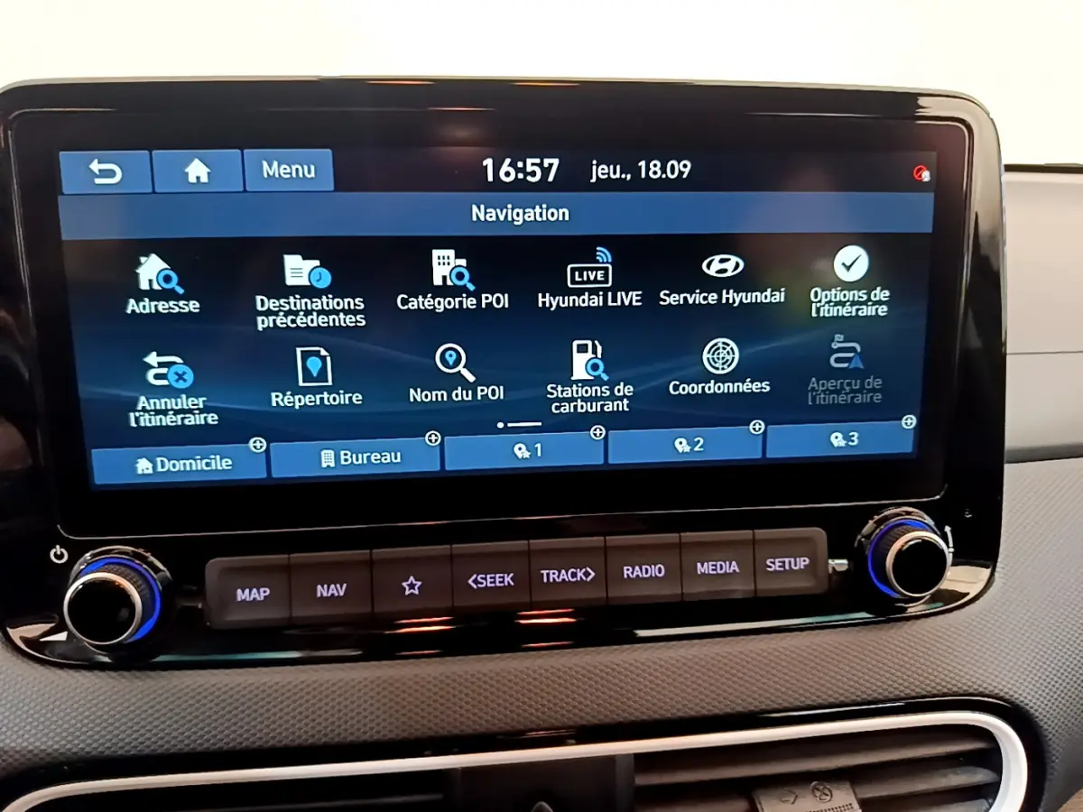 Écran tactile de navigation 10,2 pouces du Hyundai Kona noir 2020, vue rapprochée du tableau de bord.