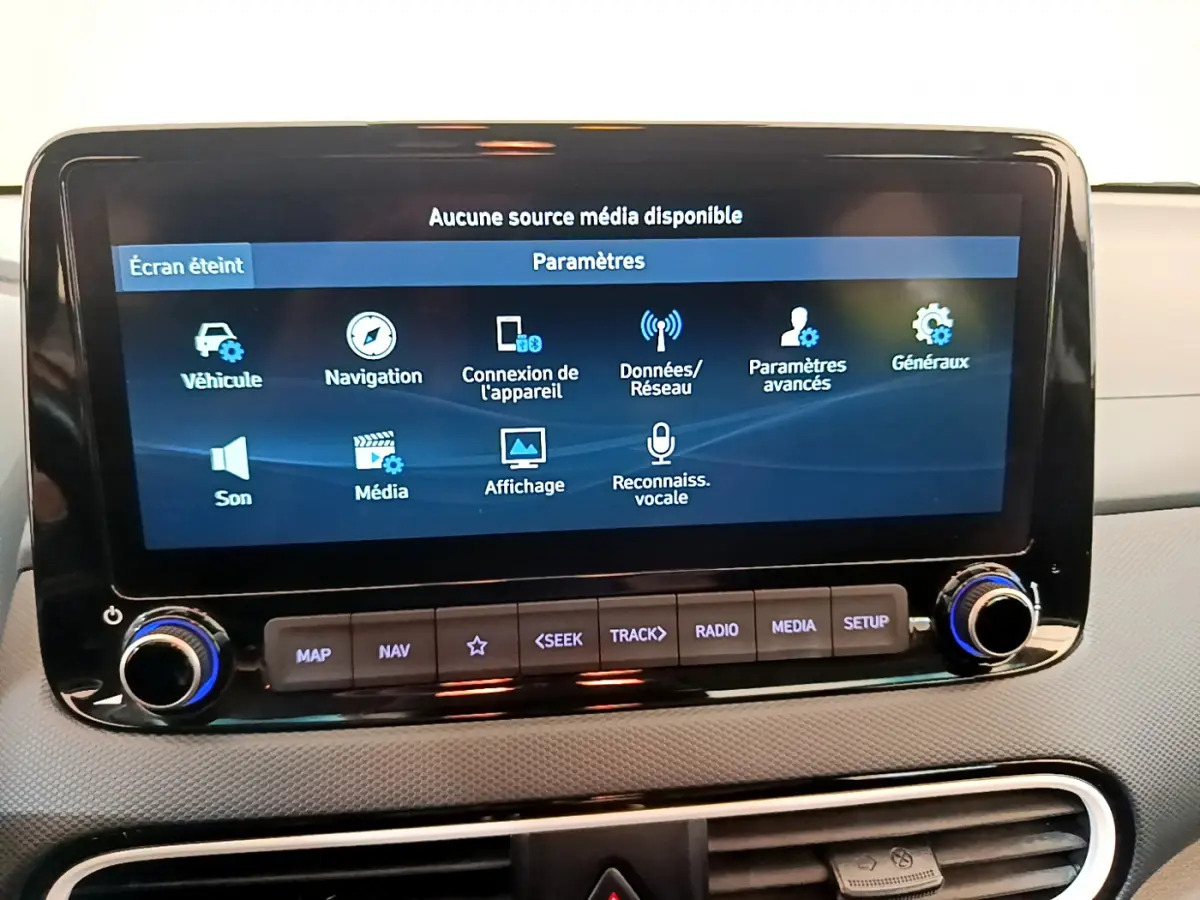 Écran tactile central du tableau de bord du Hyundai Kona noir 2020, affichant le menu des paramètres multimédia.