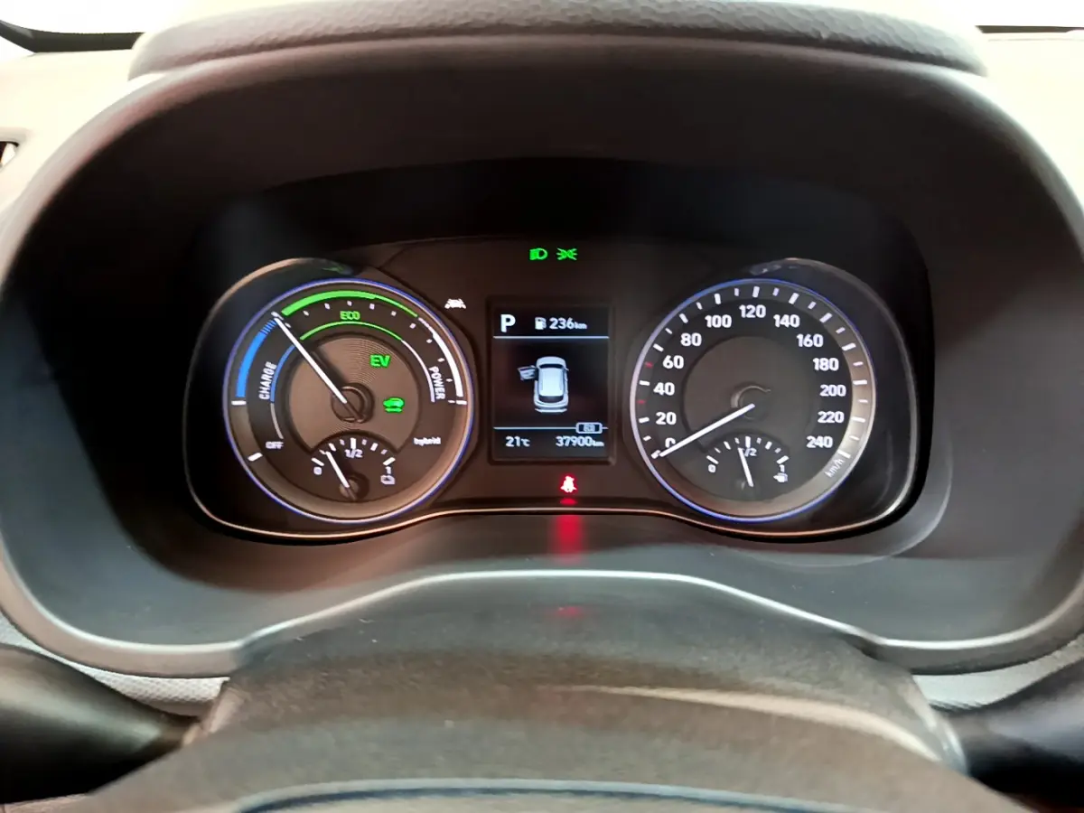 Tableau de bord du Hyundai Kona hybride 2020 montrant les compteurs et l'écran central avec affichage de la distance et température.