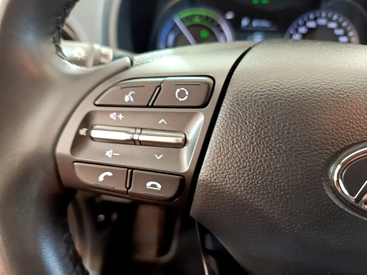 Gros plan sur les commandes gauche du volant cuir noir du Hyundai Kona 1.6 GDi Hybrid DCT-6 Creative 2020.